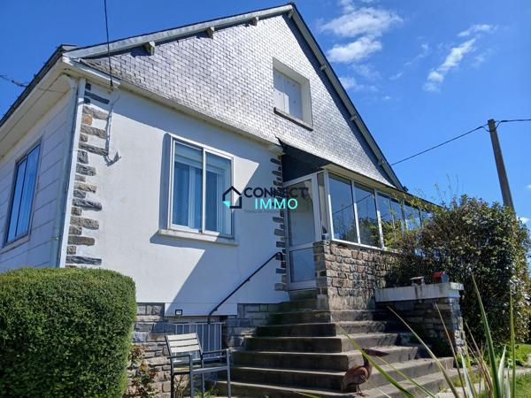 Maison édifiée en 1975 avec un beau terrain clos.