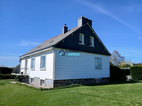 Maison édifiée en 1975 avec un beau terrain clos.