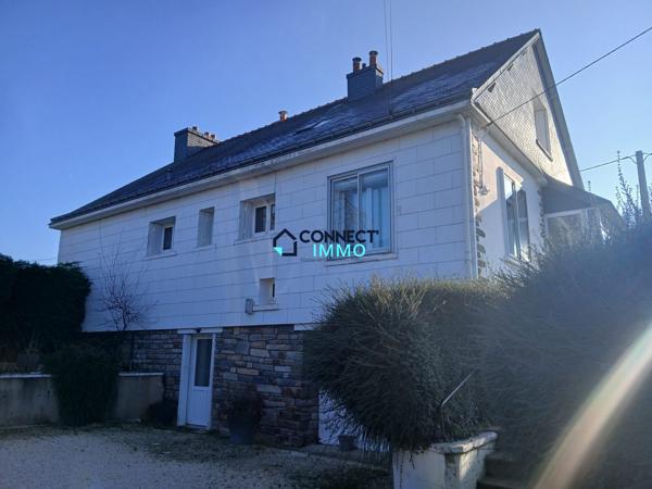 Maison édifiée en 1975 avec un beau terrain clos.