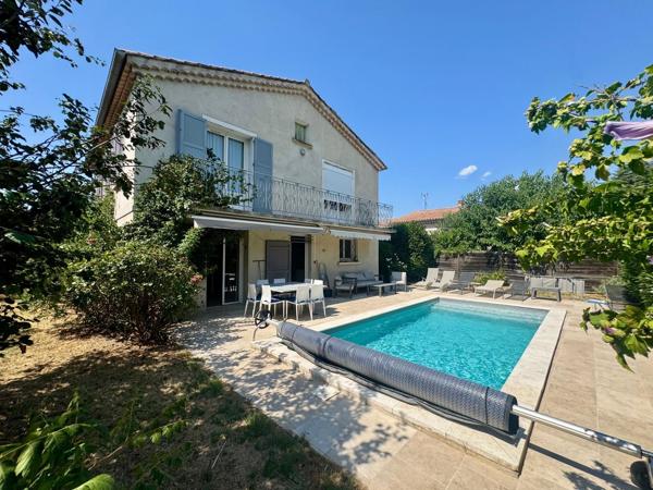 Maison traditionnelle avec piscine