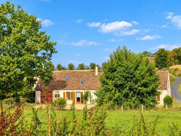Longère rénovée avec jardin bordé par un ruisseau, proche Bellême