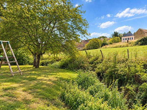 Longère rénovée avec jardin bordé par un ruisseau, proche Bellême