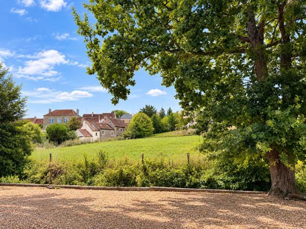 Longère rénovée avec jardin bordé par un ruisseau, proche Bellême