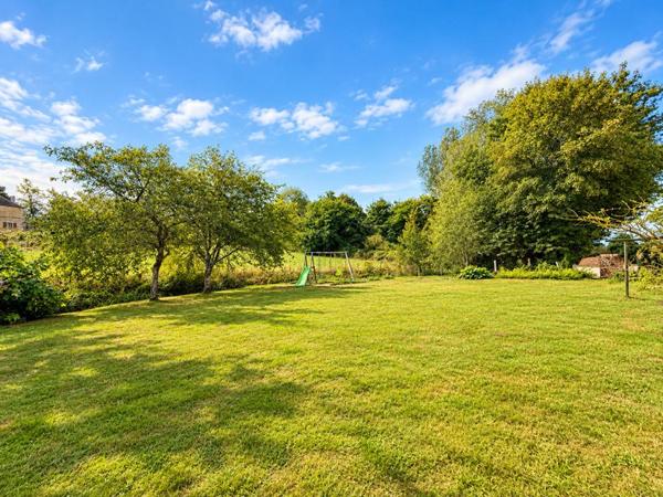 Longère rénovée avec jardin bordé par un ruisseau, proche Bellême