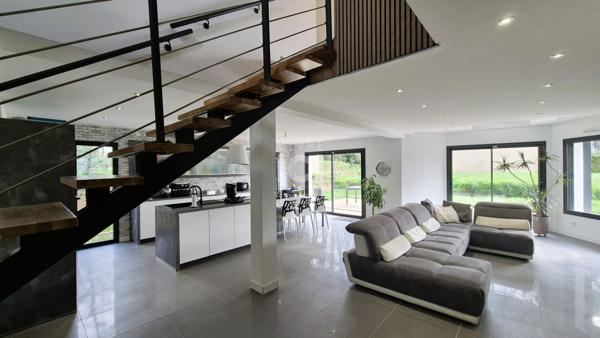Maison de plain-pied lumineuse avec véranda et jardin sans vis-à-vis