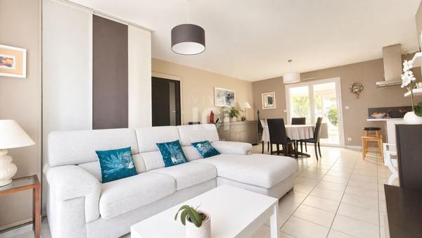 Maison de plain-pied lumineuse avec véranda et jardin sans vis-à-vis
