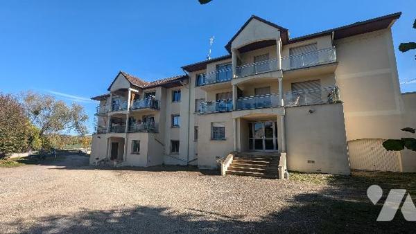 Appartement deux pièces avec balcon, cave, garage indépendant.