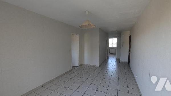 Appartement deux pièces avec balcon, cave, garage indépendant.