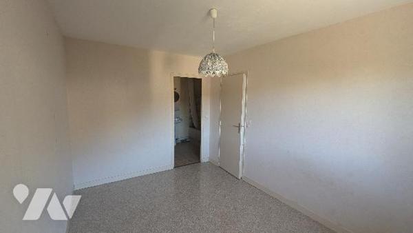 Appartement deux pièces avec balcon, cave, garage indépendant.