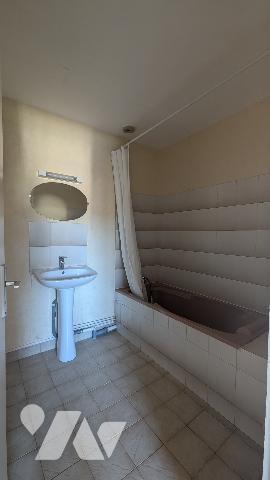 Appartement deux pièces avec balcon, cave, garage indépendant.