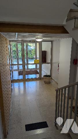 Appartement deux pièces avec balcon, cave, garage indépendant.