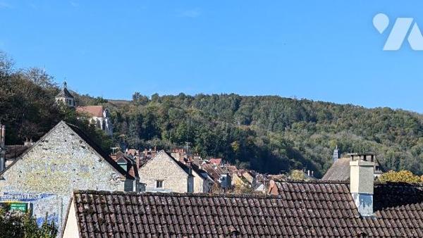 Appartement deux pièces avec balcon, cave, garage indépendant.