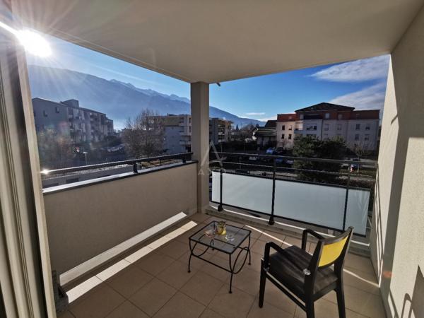 NOUVEAUTÉ ALBERTVILLE – LOCATION MEUBLÉE À L’ANNÉE : balcon,2 places de parking, cave, gardien et piscine