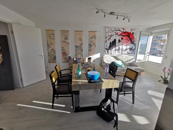 NOUVEAUTÉ ALBERTVILLE – LOCATION MEUBLÉE À L’ANNÉE : balcon,2 places de parking, cave, gardien et piscine