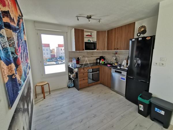 NOUVEAUTÉ ALBERTVILLE – LOCATION MEUBLÉE À L’ANNÉE : balcon,2 places de parking, cave, gardien et piscine