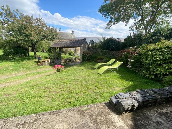 Maison bretonne en pierre à rénover de150 m² avec jardinet, aux portes de Vannes (10 min du Port), quartier Luscanen