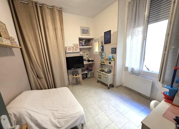 Immeuble
                                                                                                                                                
                                                                                                                                                
                                                                                                                                                
                                                    
                                                                                                                                                                                                                                                                                                                        230  m²                                                                                                                                                                                                         1 etage(s)