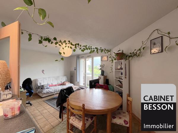 GRENOBLE EUROPOLE / GARE - 2 pièces de 49m² au 5ème étage - Ascenseur - Ravalement voté et payé *** EXCLUSIVITÉ *** Visite : Xavier MAGNIN 06 89 12 54 61