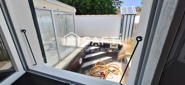 Maison rénovée avec 2 Chambres, cuisine aménagée, jardin et piscine