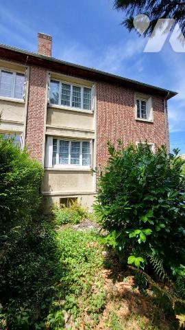 Maison de ville dans un quartier résidentiel à deux pas des commerces sur 403 m²