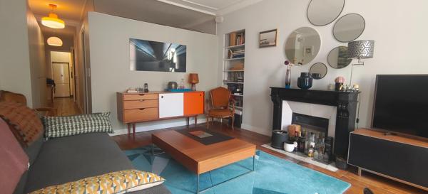 Rue Bichat – Charmant 2 pièces traversant de 43 m²