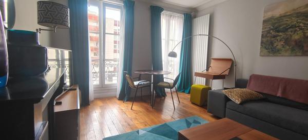 Rue Bichat – Charmant 2 pièces traversant de 43 m²