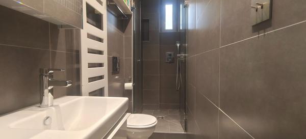 Rue Bichat – Charmant 2 pièces traversant de 43 m²
