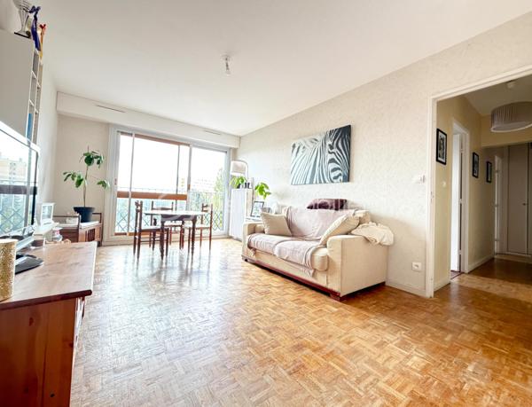 Dans une copropriété arborée et sécurisée, appartement au 4ème étage de type 2, avec une pièce de vie lumineuse ouverte sur l'extérieure grâce à la baie vitrée, une cuisine indépendante, un coin nuit avec une chambre, une salle de bain, une wc séparé, un dressing, 
dans l'entrée et le couloir deux grands dressings de rangements.

Fenêtres en double vitrage, volets pvc
Chauffage collectif urbain, 
Ascenseur.

Une cave et un stationnement privatif en sous-sol complètent avantageusement ce bien.

Accès rapide aux bus et commerces de proximité.
Stationnement aisé aux abords de la copropriété.