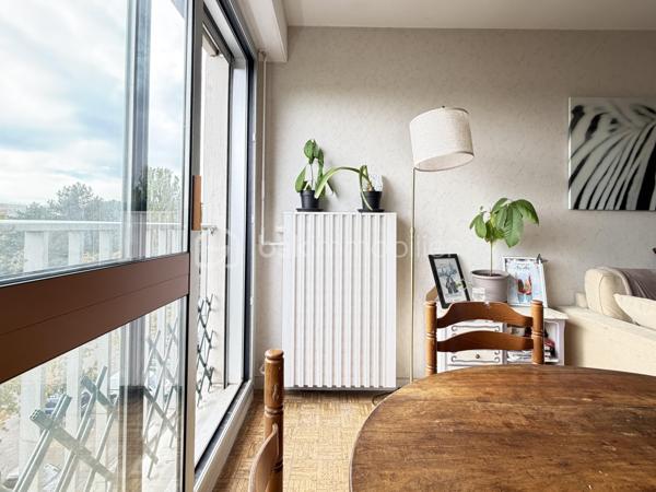 Dans une copropriété arborée et sécurisée, appartement au 4ème étage de type 2, avec une pièce de vie lumineuse ouverte sur l'extérieure grâce à la baie vitrée, une cuisine indépendante, un coin nuit avec une chambre, une salle de bain, une wc séparé, un dressing, 
dans l'entrée et le couloir deux grands dressings de rangements.

Fenêtres en double vitrage, volets pvc
Chauffage collectif urbain, 
Ascenseur.

Une cave et un stationnement privatif en sous-sol complètent avantageusement ce bien.

Accès rapide aux bus et commerces de proximité.
Stationnement aisé aux abords de la copropriété.