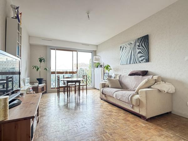 Dans une copropriété arborée et sécurisée, appartement au 4ème étage de type 2, avec une pièce de vie lumineuse ouverte sur l'extérieure grâce à la baie vitrée, une cuisine indépendante, un coin nuit avec une chambre, une salle de bain, une wc séparé, un dressing, 
dans l'entrée et le couloir deux grands dressings de rangements.

Fenêtres en double vitrage, volets pvc
Chauffage collectif urbain, 
Ascenseur.

Une cave et un stationnement privatif en sous-sol complètent avantageusement ce bien.

Accès rapide aux bus et commerces de proximité.
Stationnement aisé aux abords de la copropriété.