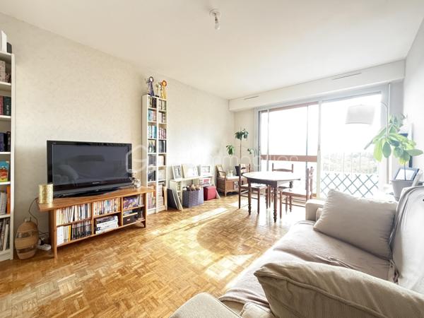 Dans une copropriété arborée et sécurisée, appartement au 4ème étage de type 2, avec une pièce de vie lumineuse ouverte sur l'extérieure grâce à la baie vitrée, une cuisine indépendante, un coin nuit avec une chambre, une salle de bain, une wc séparé, un dressing, 
dans l'entrée et le couloir deux grands dressings de rangements.

Fenêtres en double vitrage, volets pvc
Chauffage collectif urbain, 
Ascenseur.

Une cave et un stationnement privatif en sous-sol complètent avantageusement ce bien.

Accès rapide aux bus et commerces de proximité.
Stationnement aisé aux abords de la copropriété.