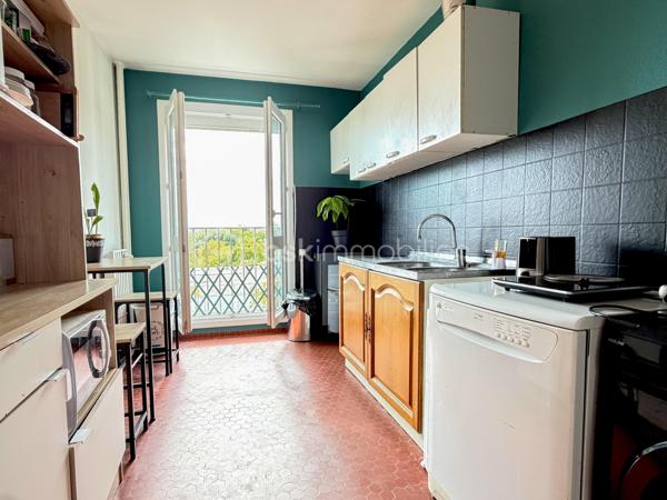Dans une copropriété arborée et sécurisée, appartement au 4ème étage de type 2, avec une pièce de vie lumineuse ouverte sur l'extérieure grâce à la baie vitrée, une cuisine indépendante, un coin nuit avec une chambre, une salle de bain, une wc séparé, un dressing, 
dans l'entrée et le couloir deux grands dressings de rangements.

Fenêtres en double vitrage, volets pvc
Chauffage collectif urbain, 
Ascenseur.

Une cave et un stationnement privatif en sous-sol complètent avantageusement ce bien.

Accès rapide aux bus et commerces de proximité.
Stationnement aisé aux abords de la copropriété.