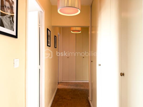 Dans une copropriété arborée et sécurisée, appartement au 4ème étage de type 2, avec une pièce de vie lumineuse ouverte sur l'extérieure grâce à la baie vitrée, une cuisine indépendante, un coin nuit avec une chambre, une salle de bain, une wc séparé, un dressing, 
dans l'entrée et le couloir deux grands dressings de rangements.

Fenêtres en double vitrage, volets pvc
Chauffage collectif urbain, 
Ascenseur.

Une cave et un stationnement privatif en sous-sol complètent avantageusement ce bien.

Accès rapide aux bus et commerces de proximité.
Stationnement aisé aux abords de la copropriété.