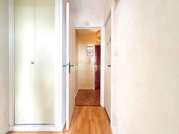 Dans une copropriété arborée et sécurisée, appartement au 4ème étage de type 2, avec une pièce de vie lumineuse ouverte sur l'extérieure grâce à la baie vitrée, une cuisine indépendante, un coin nuit avec une chambre, une salle de bain, une wc séparé, un dressing, 
dans l'entrée et le couloir deux grands dressings de rangements.

Fenêtres en double vitrage, volets pvc
Chauffage collectif urbain, 
Ascenseur.

Une cave et un stationnement privatif en sous-sol complètent avantageusement ce bien.

Accès rapide aux bus et commerces de proximité.
Stationnement aisé aux abords de la copropriété.