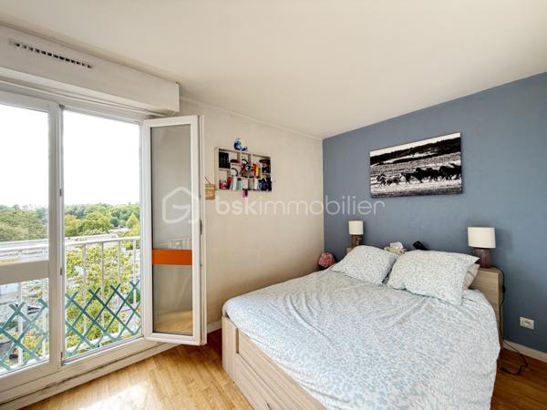 Dans une copropriété arborée et sécurisée, appartement au 4ème étage de type 2, avec une pièce de vie lumineuse ouverte sur l'extérieure grâce à la baie vitrée, une cuisine indépendante, un coin nuit avec une chambre, une salle de bain, une wc séparé, un dressing, 
dans l'entrée et le couloir deux grands dressings de rangements.

Fenêtres en double vitrage, volets pvc
Chauffage collectif urbain, 
Ascenseur.

Une cave et un stationnement privatif en sous-sol complètent avantageusement ce bien.

Accès rapide aux bus et commerces de proximité.
Stationnement aisé aux abords de la copropriété.