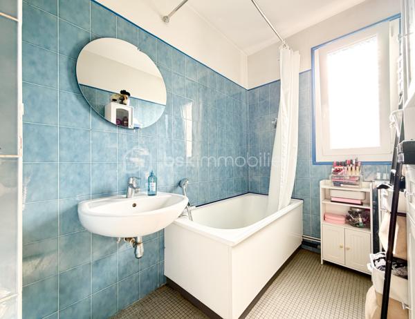 Dans une copropriété arborée et sécurisée, appartement au 4ème étage de type 2, avec une pièce de vie lumineuse ouverte sur l'extérieure grâce à la baie vitrée, une cuisine indépendante, un coin nuit avec une chambre, une salle de bain, une wc séparé, un dressing, 
dans l'entrée et le couloir deux grands dressings de rangements.

Fenêtres en double vitrage, volets pvc
Chauffage collectif urbain, 
Ascenseur.

Une cave et un stationnement privatif en sous-sol complètent avantageusement ce bien.

Accès rapide aux bus et commerces de proximité.
Stationnement aisé aux abords de la copropriété.