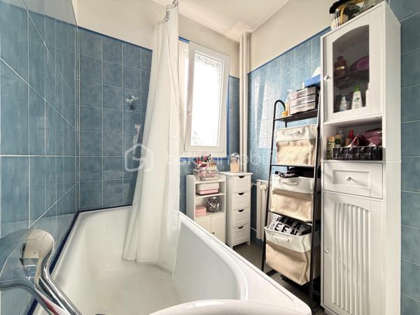 Dans une copropriété arborée et sécurisée, appartement au 4ème étage de type 2, avec une pièce de vie lumineuse ouverte sur l'extérieure grâce à la baie vitrée, une cuisine indépendante, un coin nuit avec une chambre, une salle de bain, une wc séparé, un dressing, 
dans l'entrée et le couloir deux grands dressings de rangements.

Fenêtres en double vitrage, volets pvc
Chauffage collectif urbain, 
Ascenseur.

Une cave et un stationnement privatif en sous-sol complètent avantageusement ce bien.

Accès rapide aux bus et commerces de proximité.
Stationnement aisé aux abords de la copropriété.