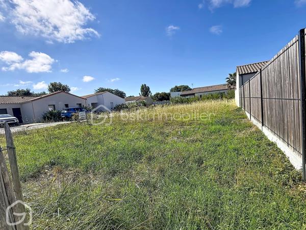 Vous recherchez un terrain à bâtir à Saint-Jean-de-Monts pour concrétiser votre projet de maison ? Cette parcelle viabilisée de 389 m², située dans un quartier résidentiel, offre une surface idéale pour imaginer une construction confortable tout en conservant un extérieur agréable.

La parcelle bénéficie d’une configuration régulière et fonctionnelle, avec un accès direct depuis une voirie aménagée. Elle présente une belle façade d’environ 29 mètres sur rue, facilitant l’implantation d’un futur projet de construction. L’environnement est déjà largement construit, ce qui permet de se projeter facilement dans son futur cadre de vie.

Le terrain est viabilisé et libre de constructeur, vous laissant ainsi toute liberté dans le choix du professionnel qui réalisera votre projet. Une étude géotechnique G1 a également déjà été réalisée.

Sa situation permet de rester à proximité des commerces, services et équipements de Saint-Jean-de-Monts ainsi que  de ses plages de sable fin, de la forêt et des nombreuses activités culturelles et de loisirs qu'offre la station .

Un terrain adapté aussi bien à un projet de résidence principale qu’à une résidence secondaire sur la côte vendéenne.

Prix : 80 000 €

Pour tout renseignement complémentaire ou pour organiser une visite, contactez-moi.

Un accompagnement personnalisé peut également vous être proposé pour l’étude de votre financement et la définition de votre enveloppe budgétaire.

Sandrine MATHELIN – BSK Immobilier
06 56 88 64 65
smathelin@bskimmobilier.com
Disponible du lundi au samedi de 8h30 à 20h30.