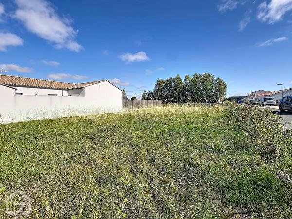 Vous recherchez un terrain à bâtir à Saint-Jean-de-Monts pour concrétiser votre projet de maison ? Cette parcelle viabilisée de 389 m², située dans un quartier résidentiel, offre une surface idéale pour imaginer une construction confortable tout en conservant un extérieur agréable.

La parcelle bénéficie d’une configuration régulière et fonctionnelle, avec un accès direct depuis une voirie aménagée. Elle présente une belle façade d’environ 29 mètres sur rue, facilitant l’implantation d’un futur projet de construction. L’environnement est déjà largement construit, ce qui permet de se projeter facilement dans son futur cadre de vie.

Le terrain est viabilisé et libre de constructeur, vous laissant ainsi toute liberté dans le choix du professionnel qui réalisera votre projet. Une étude géotechnique G1 a également déjà été réalisée.

Sa situation permet de rester à proximité des commerces, services et équipements de Saint-Jean-de-Monts ainsi que  de ses plages de sable fin, de la forêt et des nombreuses activités culturelles et de loisirs qu'offre la station .

Un terrain adapté aussi bien à un projet de résidence principale qu’à une résidence secondaire sur la côte vendéenne.

Prix : 80 000 €

Pour tout renseignement complémentaire ou pour organiser une visite, contactez-moi.

Un accompagnement personnalisé peut également vous être proposé pour l’étude de votre financement et la définition de votre enveloppe budgétaire.

Sandrine MATHELIN – BSK Immobilier
06 56 88 64 65
smathelin@bskimmobilier.com
Disponible du lundi au samedi de 8h30 à 20h30.