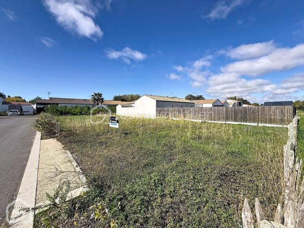 Vous recherchez un terrain à bâtir à Saint-Jean-de-Monts pour concrétiser votre projet de maison ? Cette parcelle viabilisée de 389 m², située dans un quartier résidentiel, offre une surface idéale pour imaginer une construction confortable tout en conservant un extérieur agréable.

La parcelle bénéficie d’une configuration régulière et fonctionnelle, avec un accès direct depuis une voirie aménagée. Elle présente une belle façade d’environ 29 mètres sur rue, facilitant l’implantation d’un futur projet de construction. L’environnement est déjà largement construit, ce qui permet de se projeter facilement dans son futur cadre de vie.

Le terrain est viabilisé et libre de constructeur, vous laissant ainsi toute liberté dans le choix du professionnel qui réalisera votre projet. Une étude géotechnique G1 a également déjà été réalisée.

Sa situation permet de rester à proximité des commerces, services et équipements de Saint-Jean-de-Monts ainsi que  de ses plages de sable fin, de la forêt et des nombreuses activités culturelles et de loisirs qu'offre la station .

Un terrain adapté aussi bien à un projet de résidence principale qu’à une résidence secondaire sur la côte vendéenne.

Prix : 80 000 €

Pour tout renseignement complémentaire ou pour organiser une visite, contactez-moi.

Un accompagnement personnalisé peut également vous être proposé pour l’étude de votre financement et la définition de votre enveloppe budgétaire.

Sandrine MATHELIN – BSK Immobilier
06 56 88 64 65
smathelin@bskimmobilier.com
Disponible du lundi au samedi de 8h30 à 20h30.