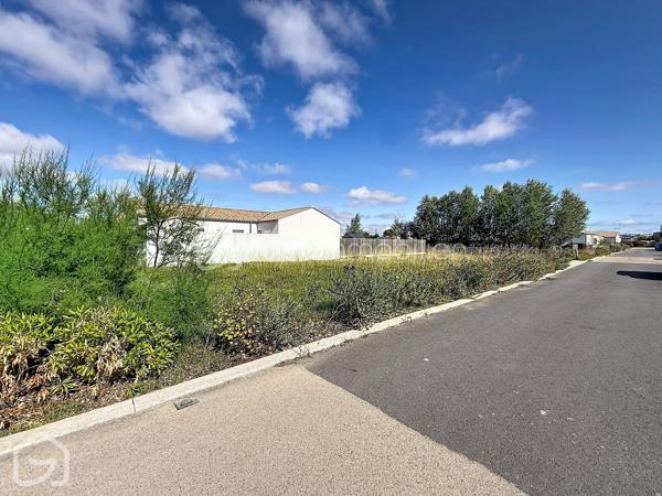 Vous recherchez un terrain à bâtir à Saint-Jean-de-Monts pour concrétiser votre projet de maison ? Cette parcelle viabilisée de 389 m², située dans un quartier résidentiel, offre une surface idéale pour imaginer une construction confortable tout en conservant un extérieur agréable.

La parcelle bénéficie d’une configuration régulière et fonctionnelle, avec un accès direct depuis une voirie aménagée. Elle présente une belle façade d’environ 29 mètres sur rue, facilitant l’implantation d’un futur projet de construction. L’environnement est déjà largement construit, ce qui permet de se projeter facilement dans son futur cadre de vie.

Le terrain est viabilisé et libre de constructeur, vous laissant ainsi toute liberté dans le choix du professionnel qui réalisera votre projet. Une étude géotechnique G1 a également déjà été réalisée.

Sa situation permet de rester à proximité des commerces, services et équipements de Saint-Jean-de-Monts ainsi que  de ses plages de sable fin, de la forêt et des nombreuses activités culturelles et de loisirs qu'offre la station .

Un terrain adapté aussi bien à un projet de résidence principale qu’à une résidence secondaire sur la côte vendéenne.

Prix : 80 000 €

Pour tout renseignement complémentaire ou pour organiser une visite, contactez-moi.

Un accompagnement personnalisé peut également vous être proposé pour l’étude de votre financement et la définition de votre enveloppe budgétaire.

Sandrine MATHELIN – BSK Immobilier
06 56 88 64 65
smathelin@bskimmobilier.com
Disponible du lundi au samedi de 8h30 à 20h30.
