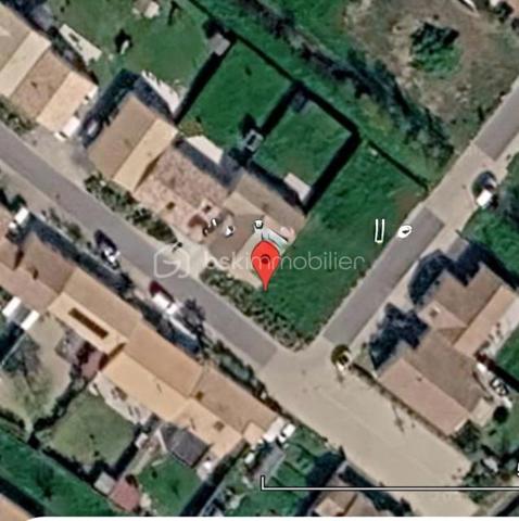 Vous recherchez un terrain à bâtir à Saint-Jean-de-Monts pour concrétiser votre projet de maison ? Cette parcelle viabilisée de 389 m², située dans un quartier résidentiel, offre une surface idéale pour imaginer une construction confortable tout en conservant un extérieur agréable.

La parcelle bénéficie d’une configuration régulière et fonctionnelle, avec un accès direct depuis une voirie aménagée. Elle présente une belle façade d’environ 29 mètres sur rue, facilitant l’implantation d’un futur projet de construction. L’environnement est déjà largement construit, ce qui permet de se projeter facilement dans son futur cadre de vie.

Le terrain est viabilisé et libre de constructeur, vous laissant ainsi toute liberté dans le choix du professionnel qui réalisera votre projet. Une étude géotechnique G1 a également déjà été réalisée.

Sa situation permet de rester à proximité des commerces, services et équipements de Saint-Jean-de-Monts ainsi que  de ses plages de sable fin, de la forêt et des nombreuses activités culturelles et de loisirs qu'offre la station .

Un terrain adapté aussi bien à un projet de résidence principale qu’à une résidence secondaire sur la côte vendéenne.

Prix : 80 000 €

Pour tout renseignement complémentaire ou pour organiser une visite, contactez-moi.

Un accompagnement personnalisé peut également vous être proposé pour l’étude de votre financement et la définition de votre enveloppe budgétaire.

Sandrine MATHELIN – BSK Immobilier
06 56 88 64 65
smathelin@bskimmobilier.com
Disponible du lundi au samedi de 8h30 à 20h30.
