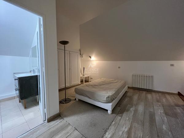 "Versailles Quartier de l'Ermitage" Secteur Hoche - Studio meublé dans propriété privée !

Loyer €900/mois **

- Ref : 13873