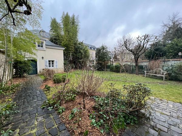 "Versailles Quartier de l'Ermitage" Secteur Hoche - Studio meublé dans propriété privée !

Loyer €900/mois **

- Ref : 13873