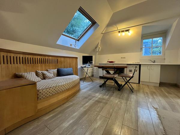 "Versailles Quartier de l'Ermitage" Secteur Hoche - Studio meublé dans propriété privée !

Loyer €900/mois **

- Ref : 13873