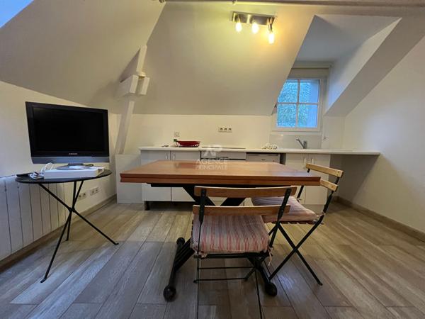 "Versailles Quartier de l'Ermitage" Secteur Hoche - Studio meublé dans propriété privée !

Loyer €900/mois **

- Ref : 13873