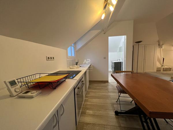 "Versailles Quartier de l'Ermitage" Secteur Hoche - Studio meublé dans propriété privée !

Loyer €900/mois **

- Ref : 13873