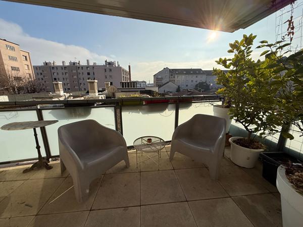 Appartement T3 Villeurbanne République 69100, balcon à vivre, cuisine équipée, garage, proche métro