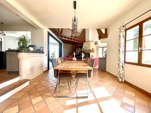 Maison Eragny Sur Oise 7 pièce(s) 220 m2 635 000 € **  - Référence  8296