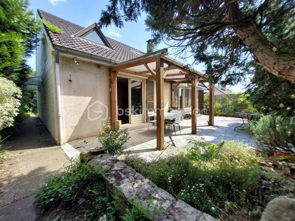 Découvrez cette maison indépendante de 126 m2 situé à Cauffry (60290), offrant un fort potentiel, idéale pour un projet familial ou un investissement.
Implantée sur un beau terrain clos et arboré de 1 225 m2 avec terrasse couverte, exposée est / ouest, cette propriété bénéficie d’un environnement agréable et de nombreuses possibilités d’aménagements extérieurs.
La maison se compose d’un sous-sol total comprenant, un garage pour stationner deux véhicules ainsi que plusieurs espaces annexes : atelier, chaufferie, cave et pièces de stockage, parfaits pour les amateurs de bricolage ou pour optimiser le rangement.

Vivable de plain-pied, elle dispose au rez-de-chaussée d’un salon double avec cheminée feu de bois parfait pour vos soirées d’hiver avec un accès donnant sur la terrasse, d’une cuisine indépendante avec cellier, un couloir qui dessert trois chambres, une salle d’eau, un WC indépendant et une pièce pouvant servir de rangement.
À l’étage, un palier dessert une chambre spacieuse, une salle d’eau avec WC et une grande pièce sous comble à aménager.

La maison est équipée de volets roulants électriques, d’un chauffage central au fuel, le terrain est agrémenté de plusieurs arbres fruitiers, d'un espace potager et de plusieurs places de stationnements.
Des travaux sont à prévoir, mais ils représentent une belle opportunité de révéler tout le charme de cette maison et de la façonner à votre image.

Taxe foncière : 1 577 euros / an.

Idéale pour une famille à la recherche d’espace et de tranquillité ! Tout en étant proches des commodités et à seulement 40 minutes de l’aéroport CDG ! 
Pour plus d’informations ou pour organiser une visite, contactez-moi vite !!